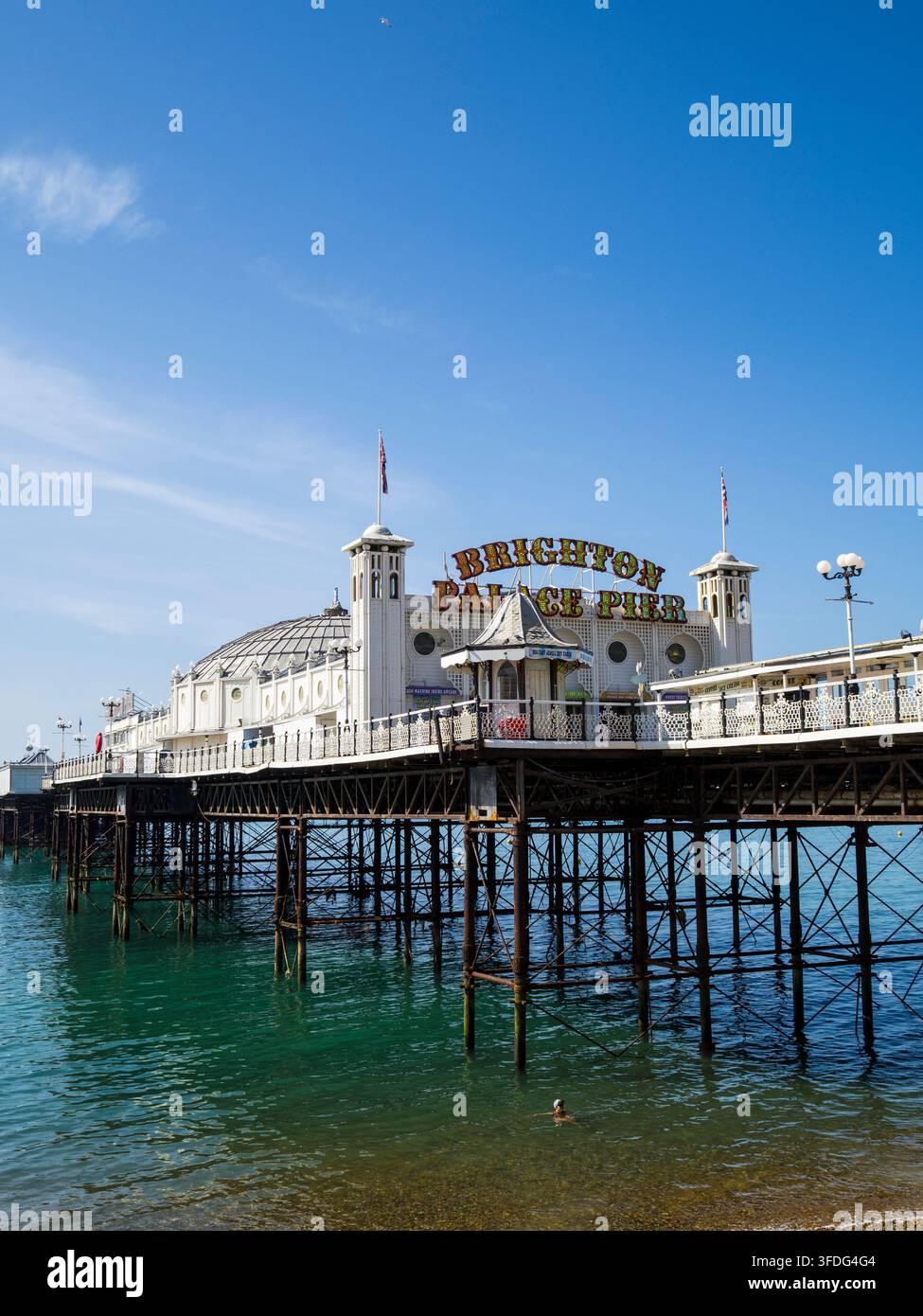 Le célèbre Brighton Pier par une belle journée ensoleillée, Angleterre, Royaume-Uni. Banque D'Images