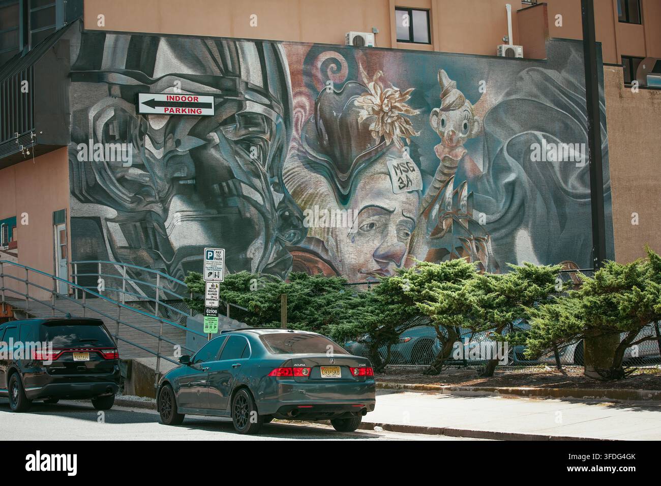 Une grande fresque surréaliste sur le mur d'un bâtiment urbain Banque D'Images