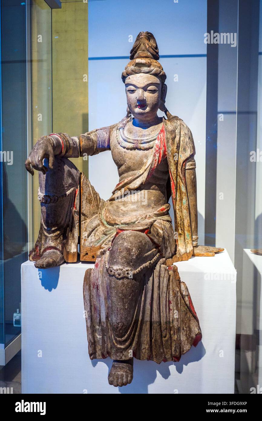 Image en bois peint dévotionnelle de Guanyin Guanyin est le Bodhisattva le plus souvent choisi pour le culte individuel en Chine. Les Bodhisattvas ont atteint l'enluminement mais choisissent de rester sur terre pour aider les autres. Guanyin est identifiée par l'image du Bouddha dans son couvre-chef. Elle entend les cris du monde et est considérée comme la déesse mère ou la déesse de la Miséricorde. Cette sculpture de temple à grande échelle est assemblée sous la dynastie Jin, environ 1115-1234 Shanxi - Musée britannique, Londres, Angleterre Banque D'Images