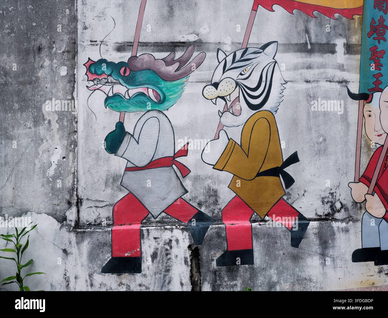 PHUKET, THAÏLANDE - 16 août 2026 : Une fresque murale extérieure au sanctuaire de Saeng Tham, dans la vieille ville de Phuket. Banque D'Images