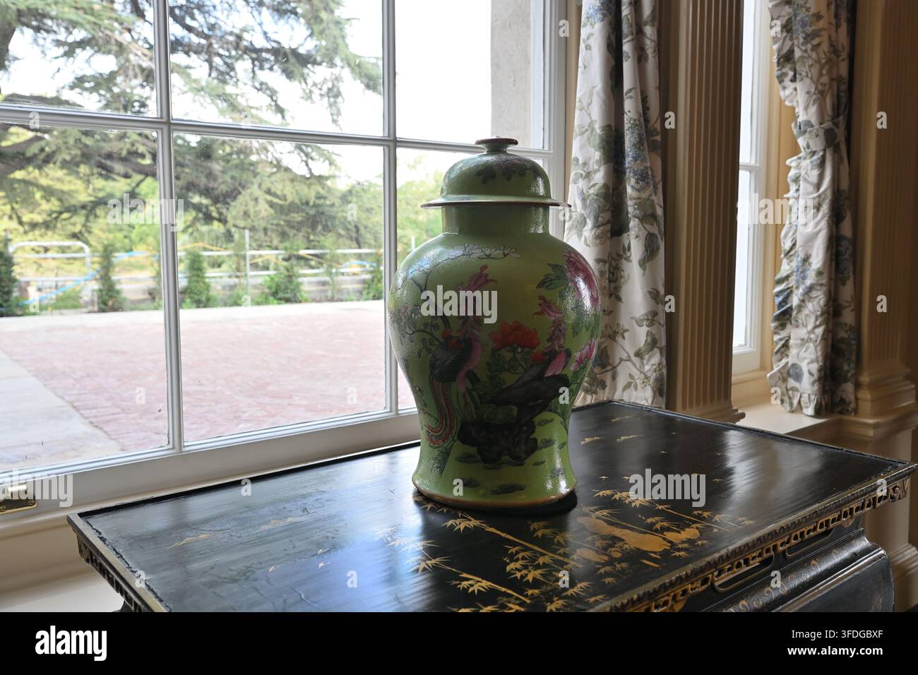 Un vase chinois sur une table dans le Drawing Room du Trent Park House Banque D'Images