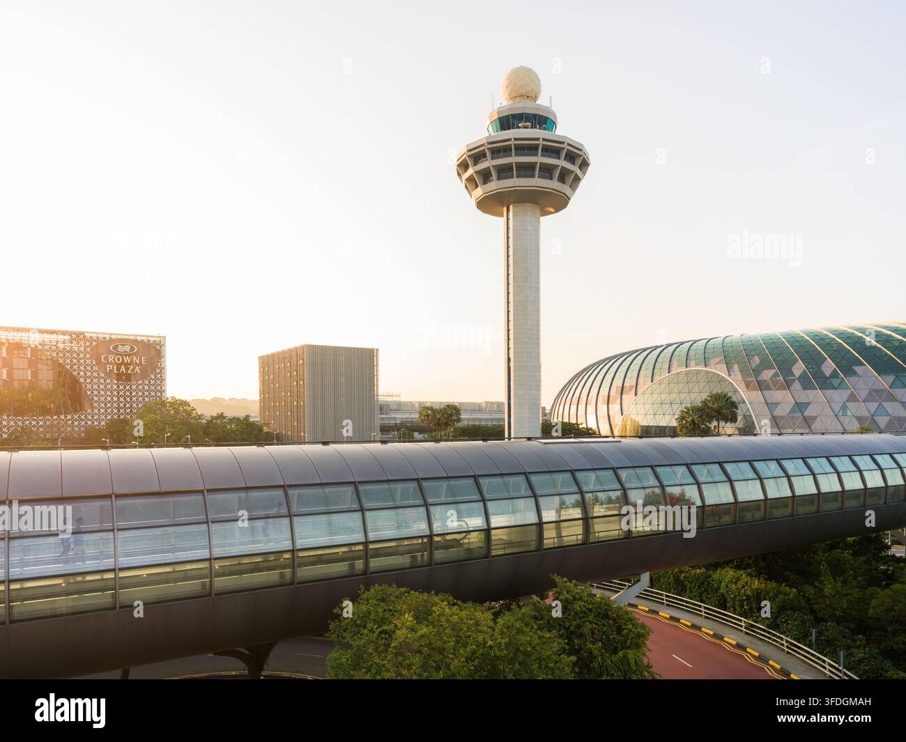 Vue extérieure de Jewel Changi Airport avec la tour de contrôle de l'aéroport de Changi Banque D'Images