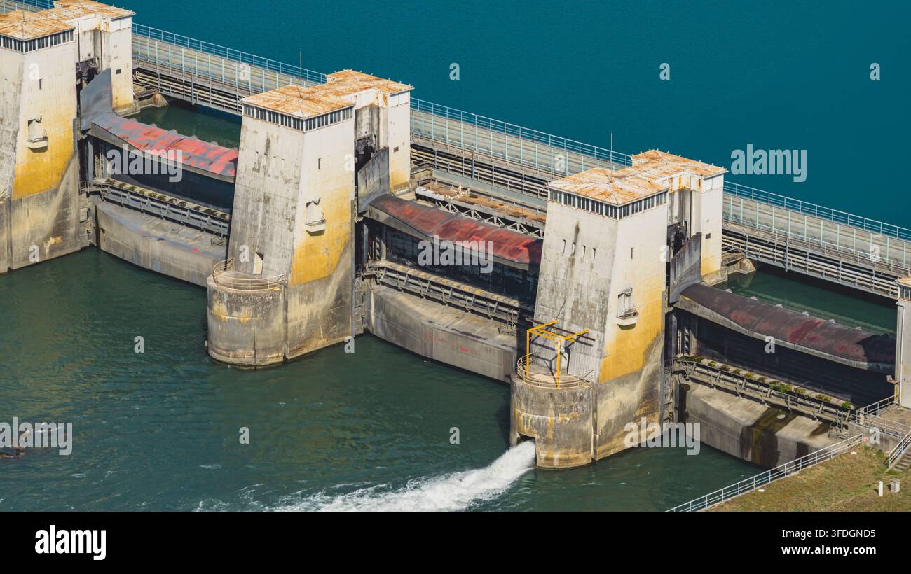 Vue aérienne du barrage hydroélectrique sur le Rhône avec d'énormes portes d'écluse en béton et des tours de contrôle régulant le débit d'eau à Le Pouzin, Au Banque D'Images