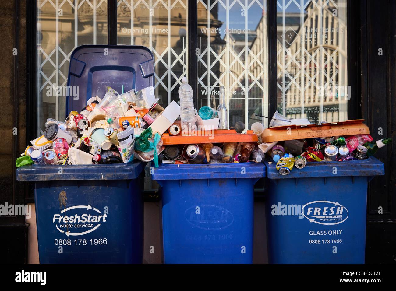 Bacs à roulettes pour déchets commerciaux de Stockport débordants avec les couvercles ouverts à cause du trop-plein Banque D'Images
