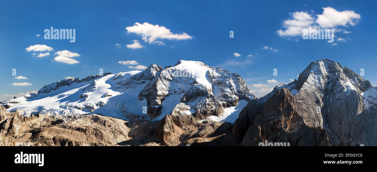 Vue du mont Marmolada avec de beaux nuages dans le ciel, le plus haut sommet des Alpes Dolomites en Italie Banque D'Images