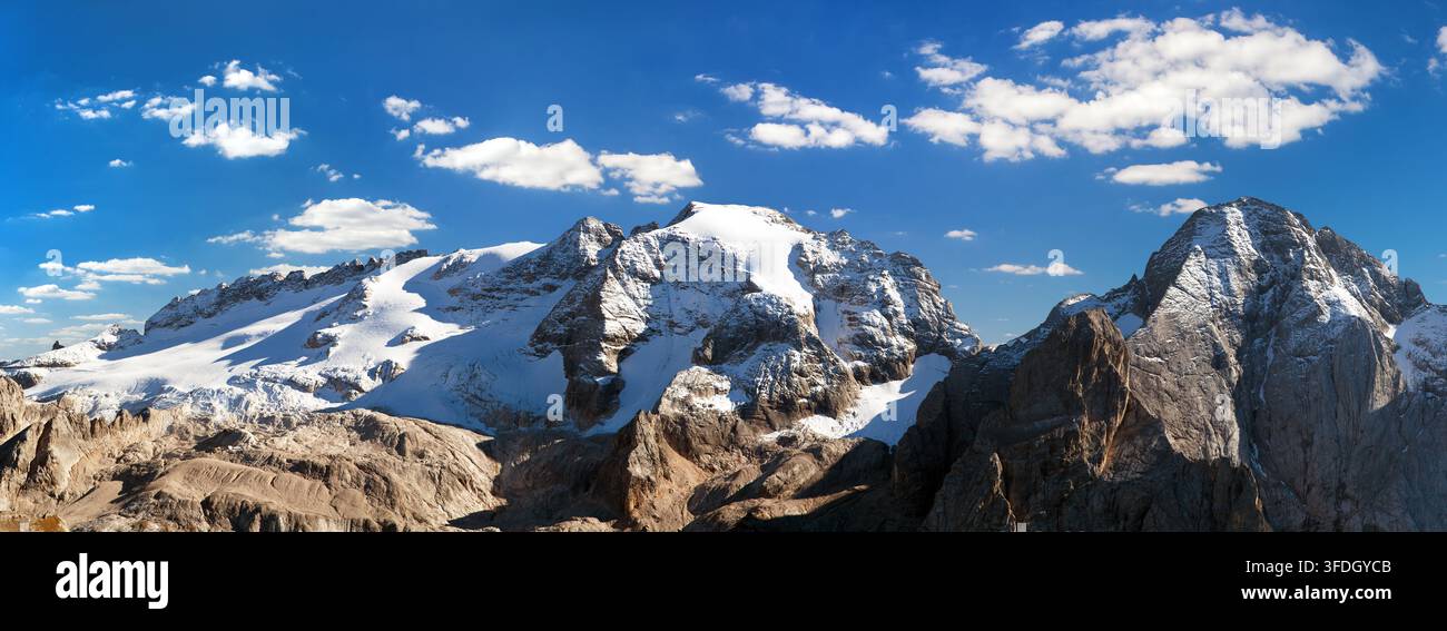 Vue du mont Marmolada avec de beaux nuages dans le ciel, le plus haut sommet des Alpes Dolomites en Italie Banque D'Images