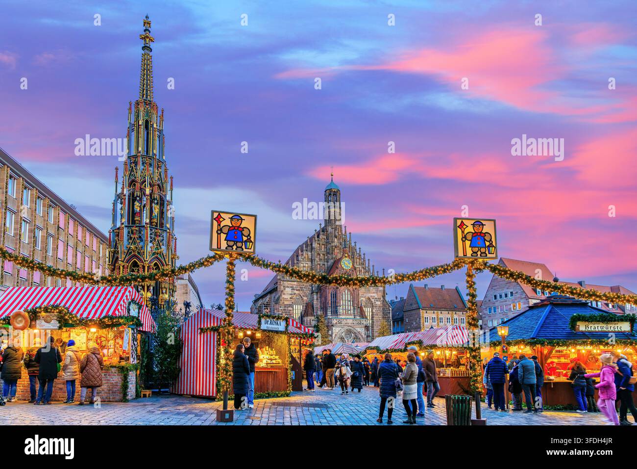 Nuremberg, Allemagne - 1er décembre 2025 : Vue du marché de Noël avec la cathédrale historique appelée Frauenkirche, un monument emblématique de Nuremberg, Franconie Banque D'Images