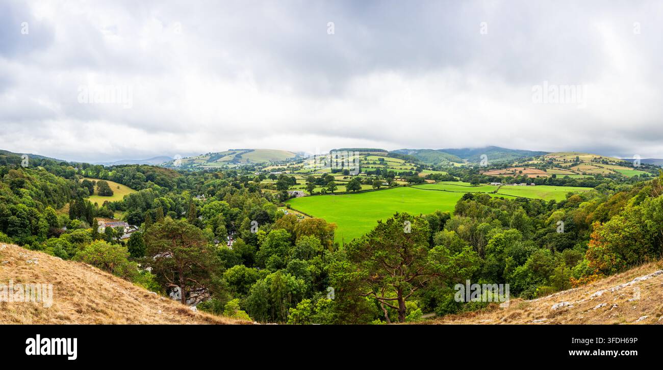 Photographie panoramique étendue du paysage des vallées verdoyantes, des collines ondulantes et des forêts denses du Loggerheads Country Park au Pays de Galles, sous un dr Banque D'Images