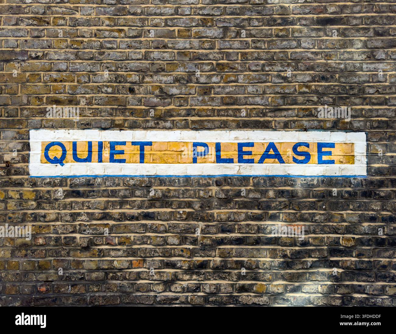Panneau peint « Silence, s'il vous plaît » sur un mur de briques usé à Chelsea, Londres, Angleterre, Royaume-Uni. Banque D'Images