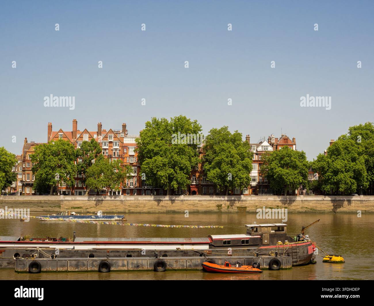 Les péniches de la Tamise et les appartements de Chelsea Embankment vus depuis le parc Battersea, Londres, Angleterre, Royaume-Uni. Banque D'Images