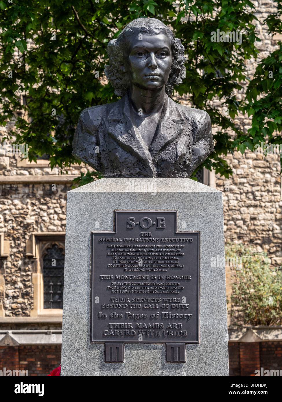 Mémorial des Special Operations Executive avec buste de Violette Szabo sur l'Albert Embankment, Londres, Angleterre, Royaume-Uni. Banque D'Images