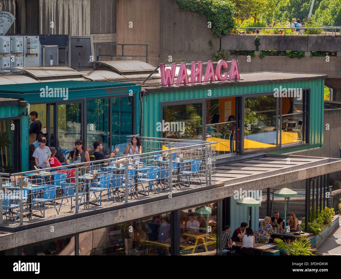 Restaurant Wahaca Southbank dans des conteneurs de navires aménagés sur la South Bank, Londres, Angleterre, Royaume-Uni. Banque D'Images