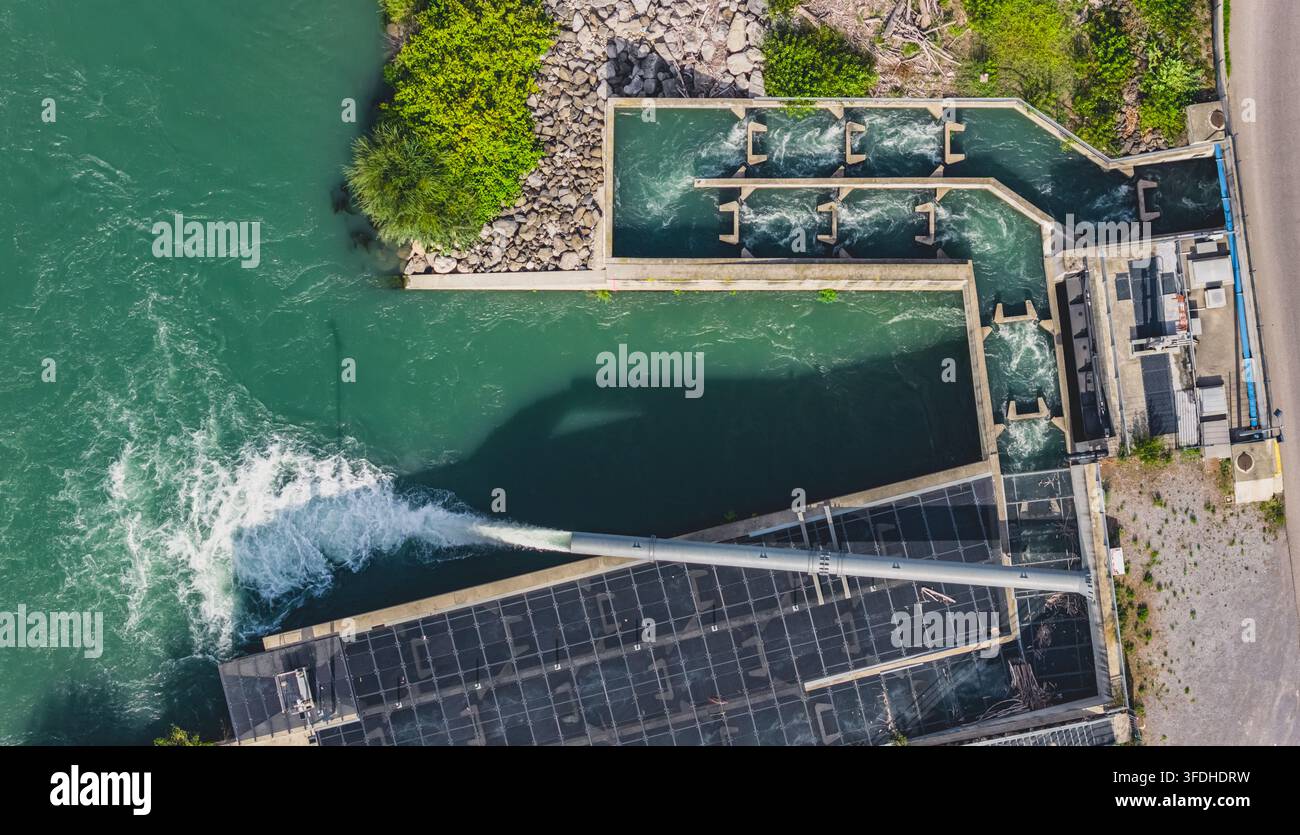 Vue aérienne de la centrale hydroélectrique de Le Pouzin et du passage à poissons présentant une infrastructure d'énergie renouvelable et un écoulement d'eau à Le Pouzin, Auvergne Banque D'Images