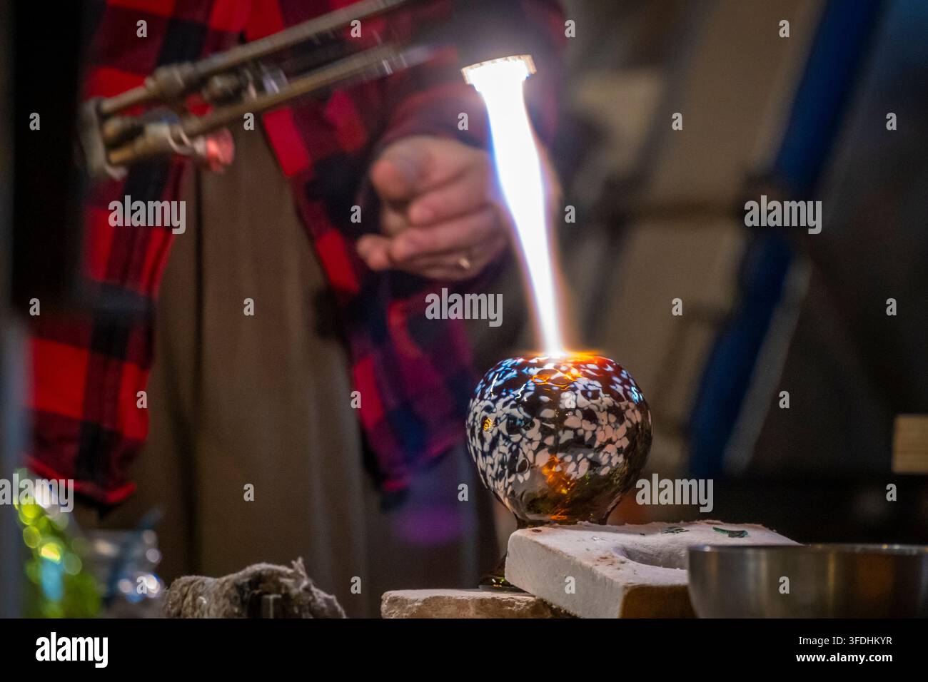 Artisan pour la fusion du verre et le soufflage du verre à Schmidsfelden en Allemagne Banque D'Images