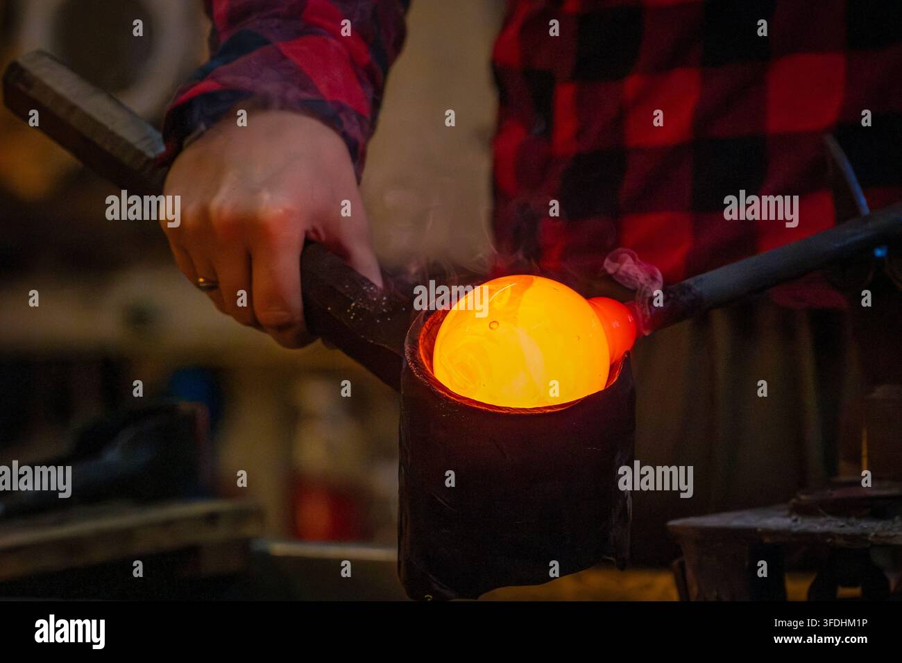 Artisan pour la fusion du verre et le soufflage du verre à Schmidsfelden en Allemagne Banque D'Images