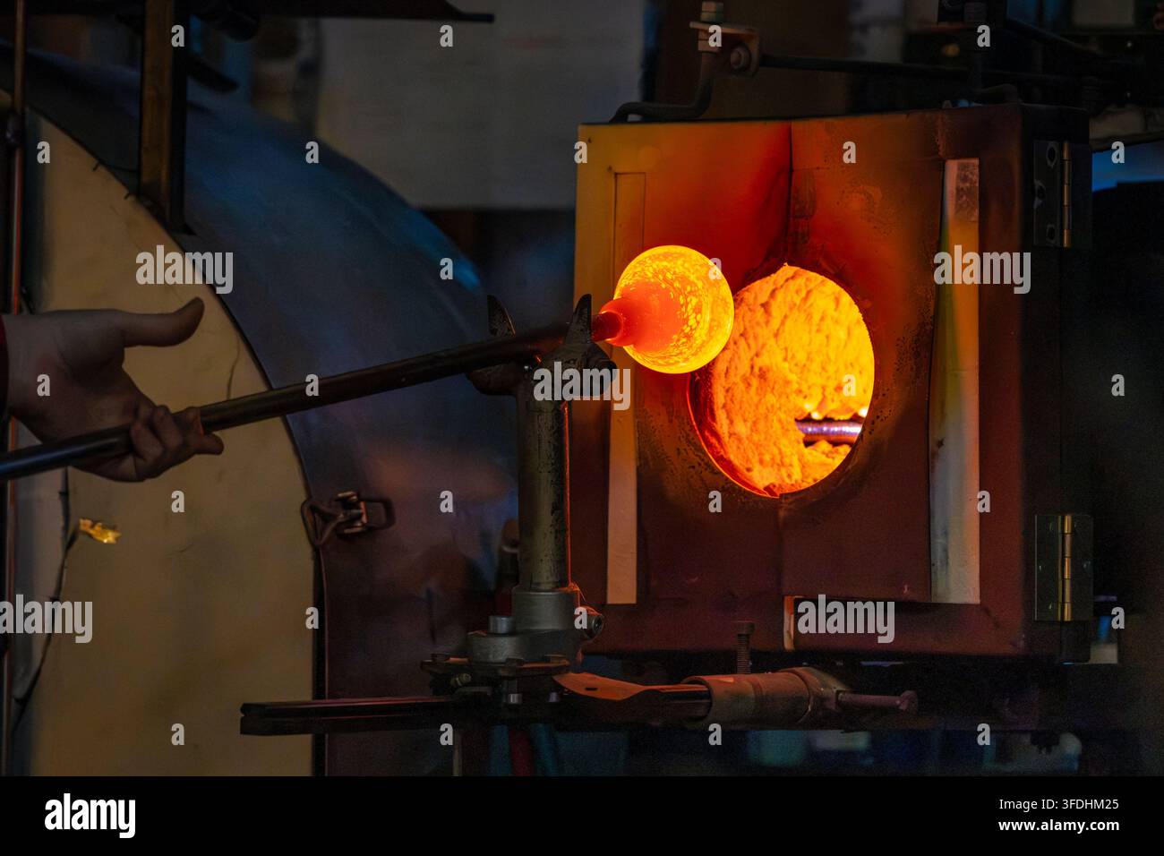 Artisan pour la fusion du verre et le soufflage du verre à Schmidsfelden en Allemagne Banque D'Images