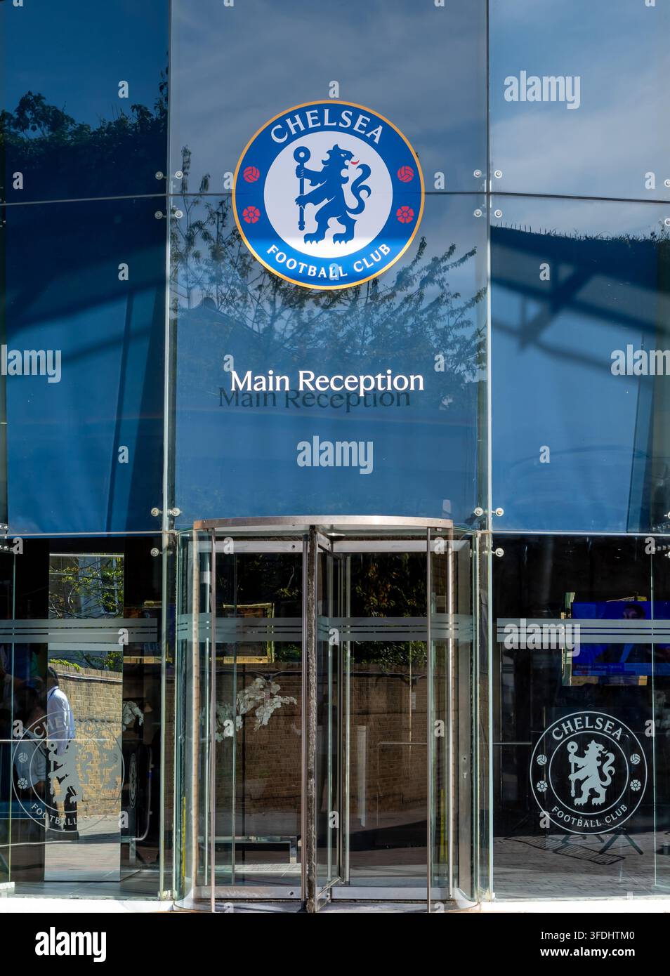 Londres. Royaume-Uni - 30 août 2026. L'emblème du Chelsea Football Club au-dessus de la réception principale du stade de Stamford Bridge. Banque D'Images