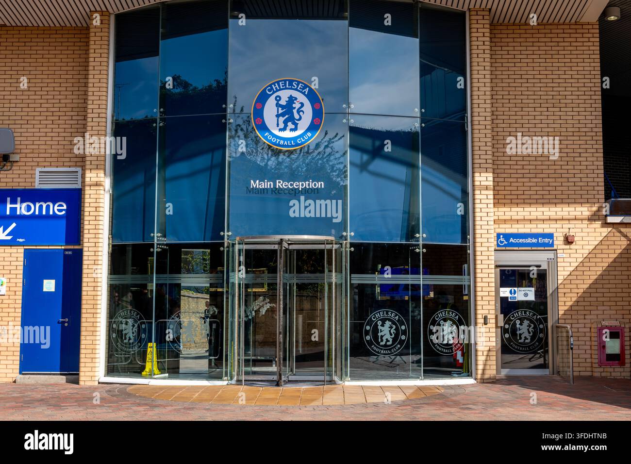 Londres. Royaume-Uni - 30 août 2026. L'emblème du Chelsea Football Club au-dessus de la réception principale du stade de Stamford Bridge. Banque D'Images