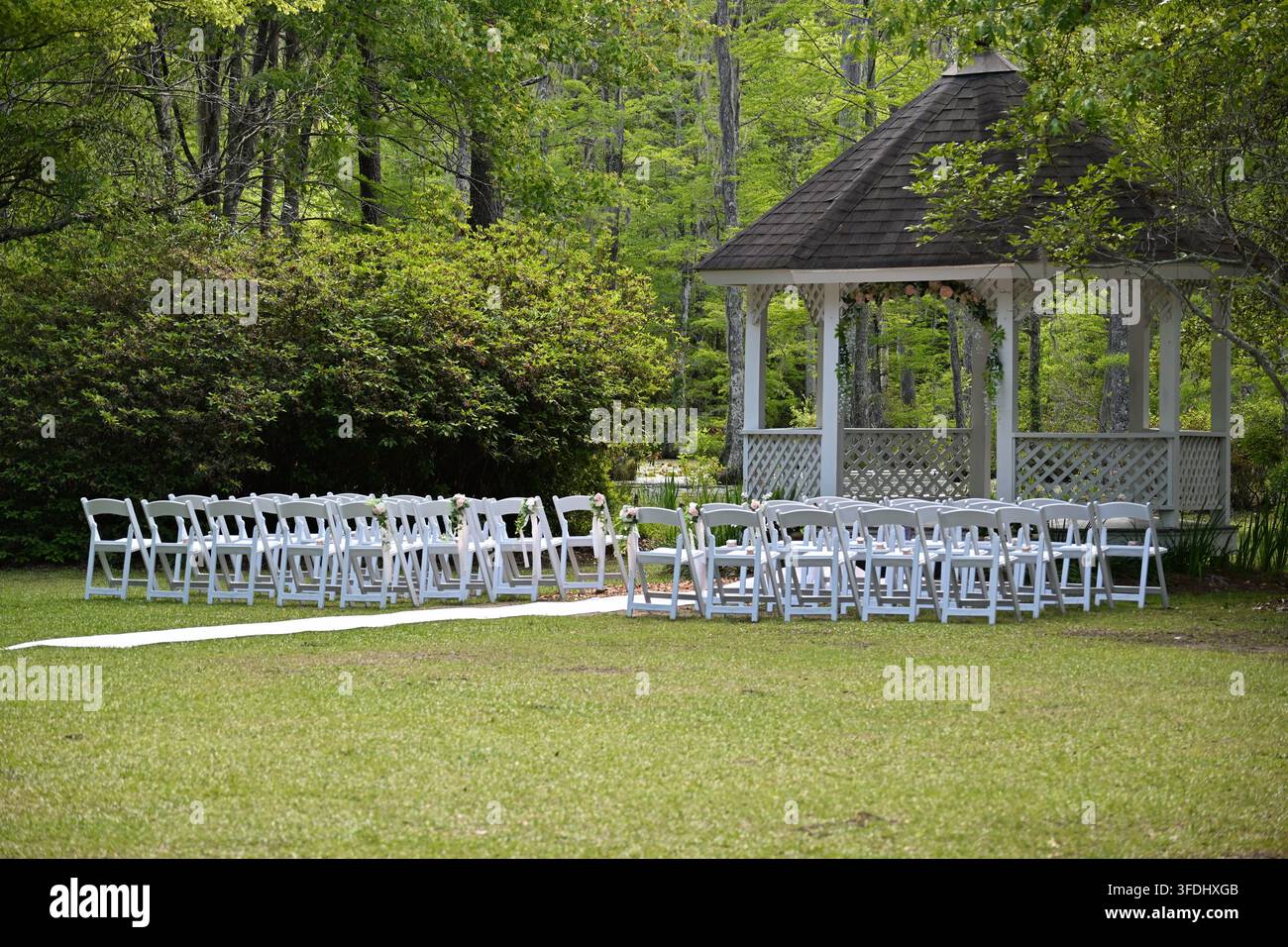Configuration d'une cérémonie de mariage en plein air avec un gazebo blanc en Caroline du Sud, États-Unis Banque D'Images