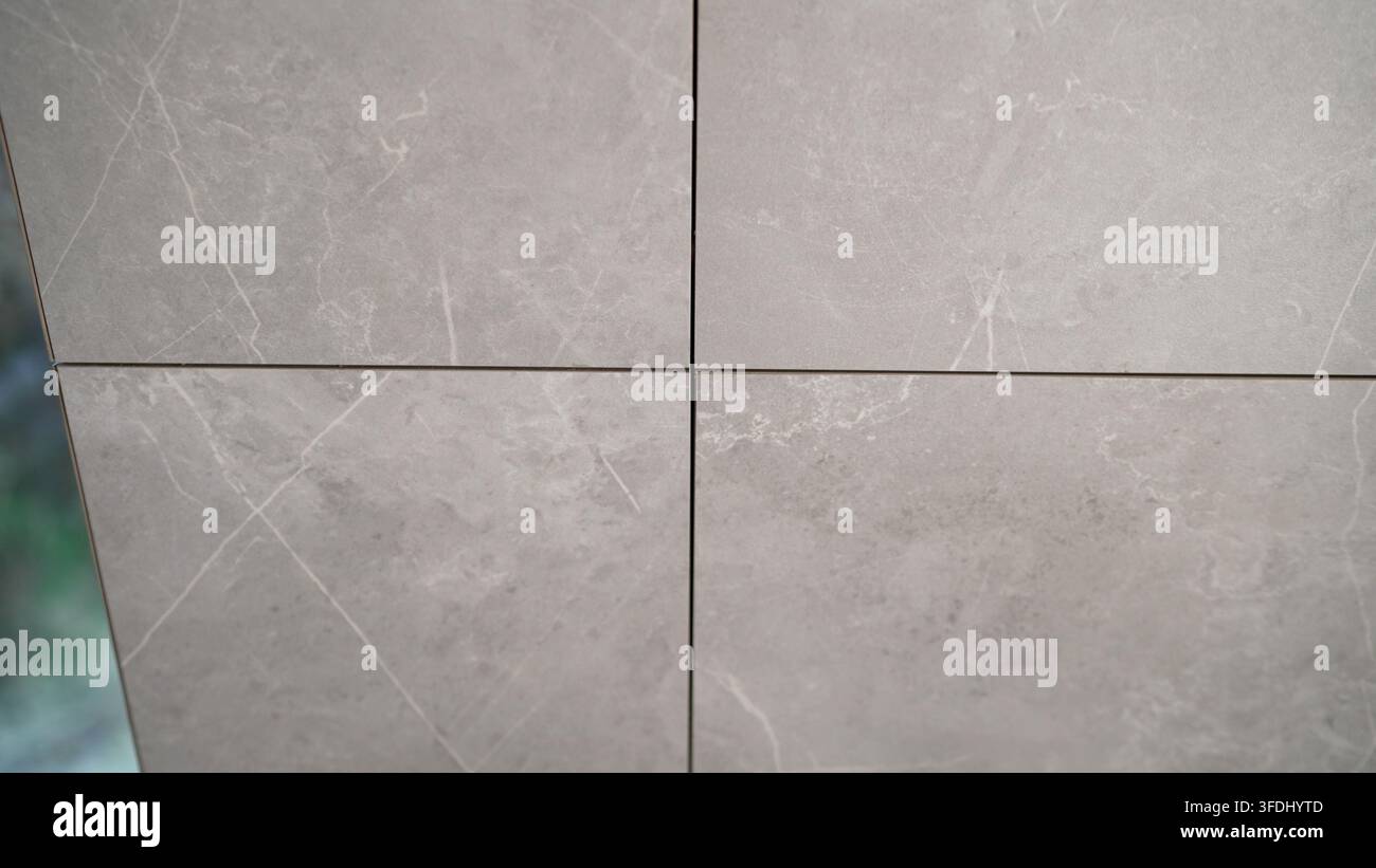 Carreaux en céramique effet marbre gris avec veines subtiles et joints propres Banque D'Images