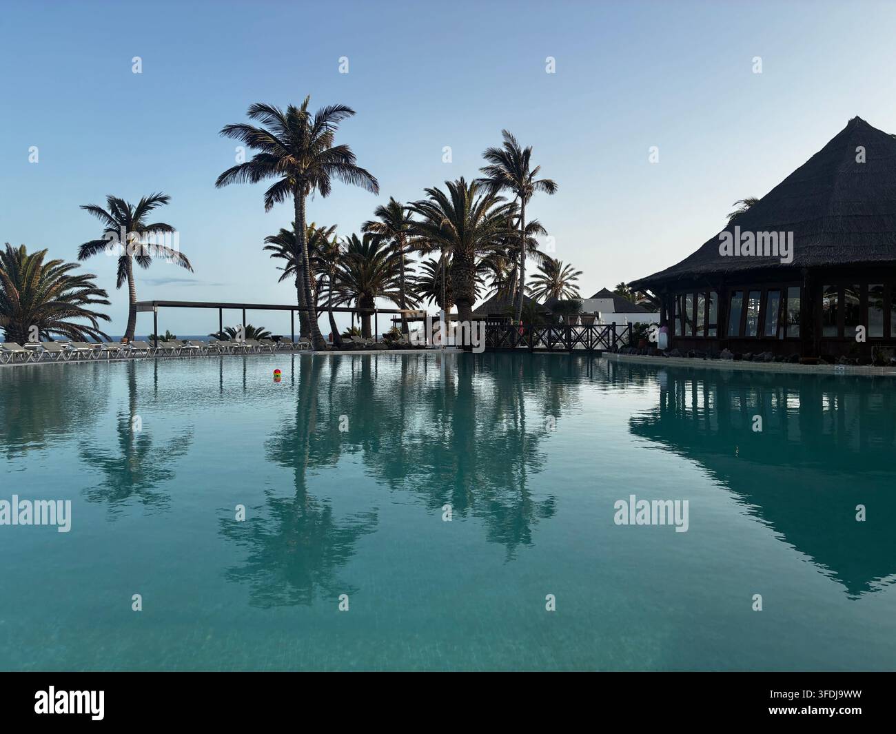 Piscine de l'hôtel - Image de stock capturée avec un smartphone