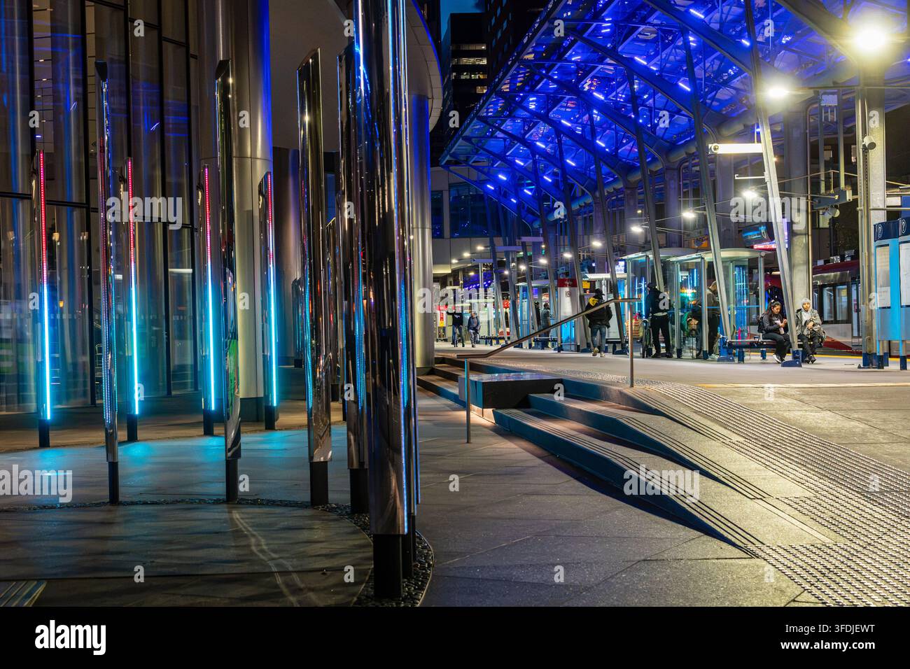 Une station ou plateforme de métro léger CTrain en centre-ville, LRT de nuit à Calgary, Alberta, Canada Banque D'Images
