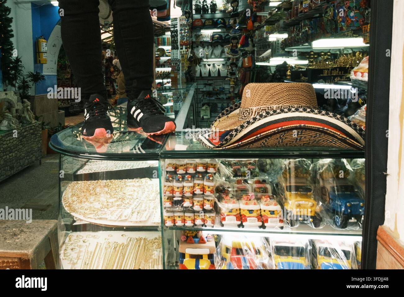 Bogota, Bogota, Colombie – 17 juin 2023 : Vue d’une personne debout sur une vitrine en verre dans une boutique de souvenirs, présentant un sombrero vuelti traditionnel Banque D'Images
