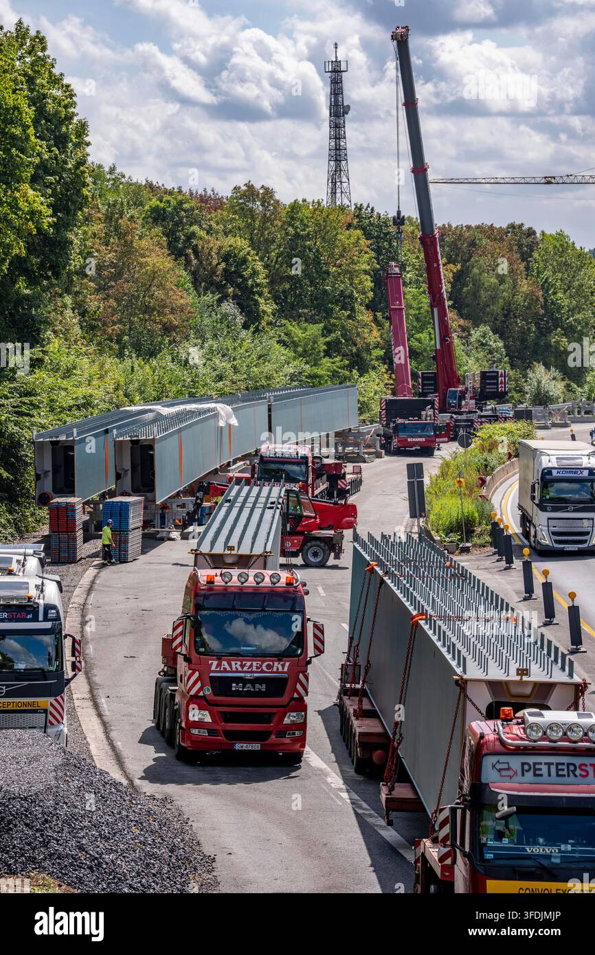 Travaux routiers sur l'autoroute A40 près de Mülheim-Winkhausen ; les travaux préparatoires sont en cours ; des segments de pont pour le nouveau pont sont livrés ; Pont Banque D'Images