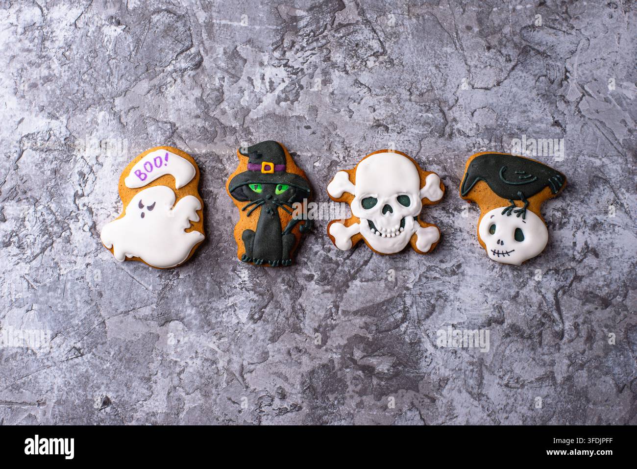Des biscuits d'Halloween effrayants en forme de fantôme, de crâne et de chat noir Banque D'Images