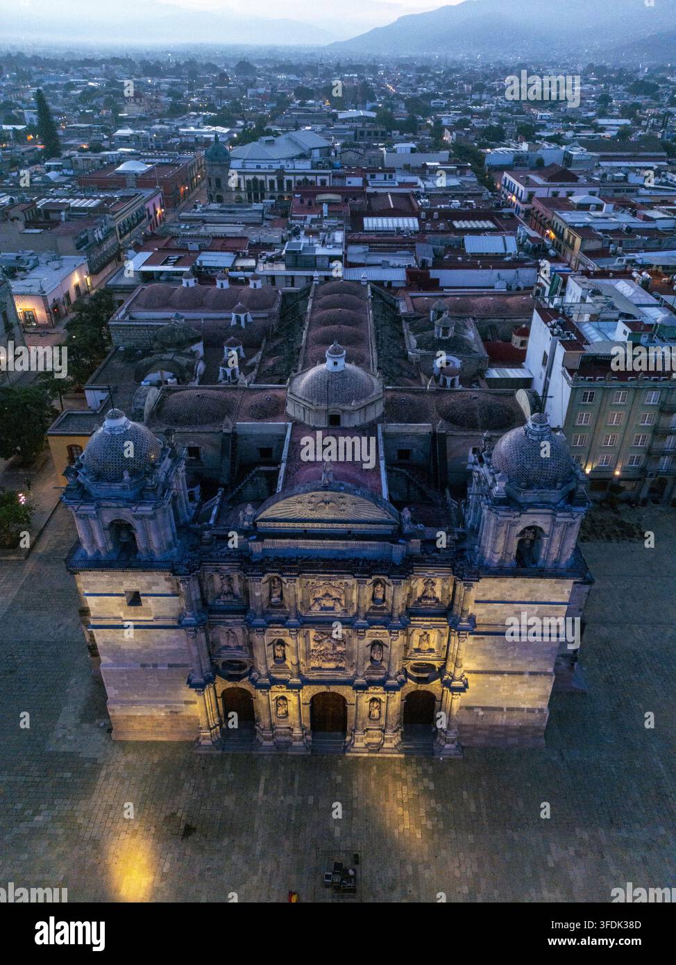 Vue aérienne de la cathédrale de Notre-Dame de l'Assomption au lever du soleil, entourée de toits historiques et d'architecture urbaine à Oaxaca, Oaxaca, Mexique Banque D'Images