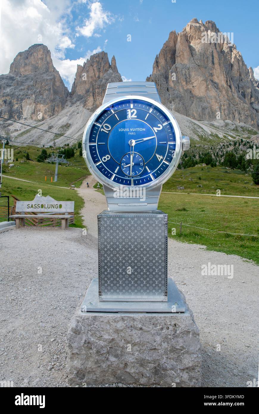 Sassolungo, Italie - 8 août 2026 : Sassolungo dans les Dolomites avec installation horlogère Louis Vuitton, Selva di Val Gardena, Trentin-Haut-Adige, Italie Banque D'Images