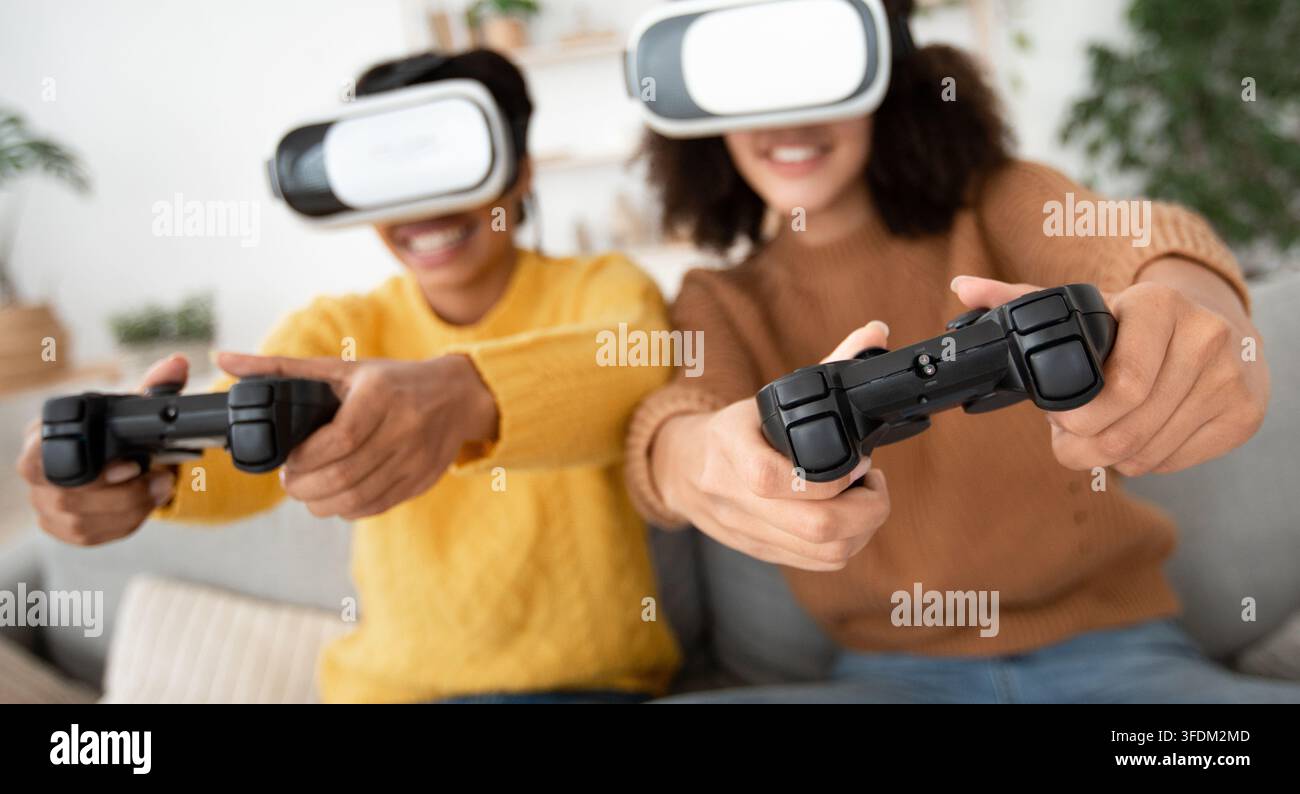 Les personnes utilisant la nouvelle technologie multimédia moderne et le divertissement à la maison Banque D'Images