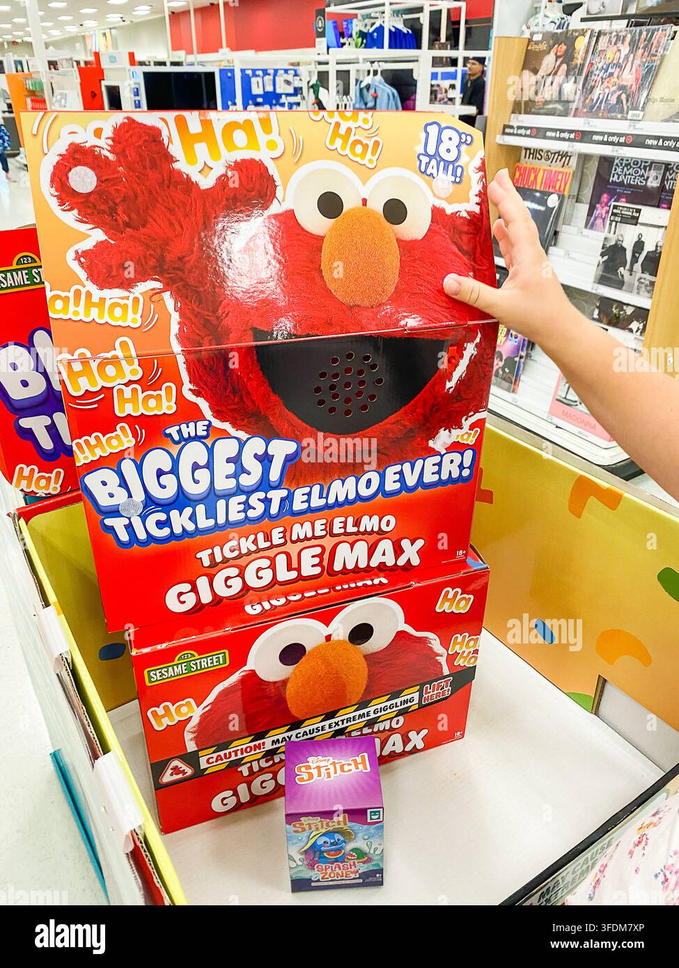 Boîtes de jouets Tickle Me Elmo Giggle Max empilées sur une étagère de magasin. - Auburn WA USA - août,21 2026 Banque D'Images