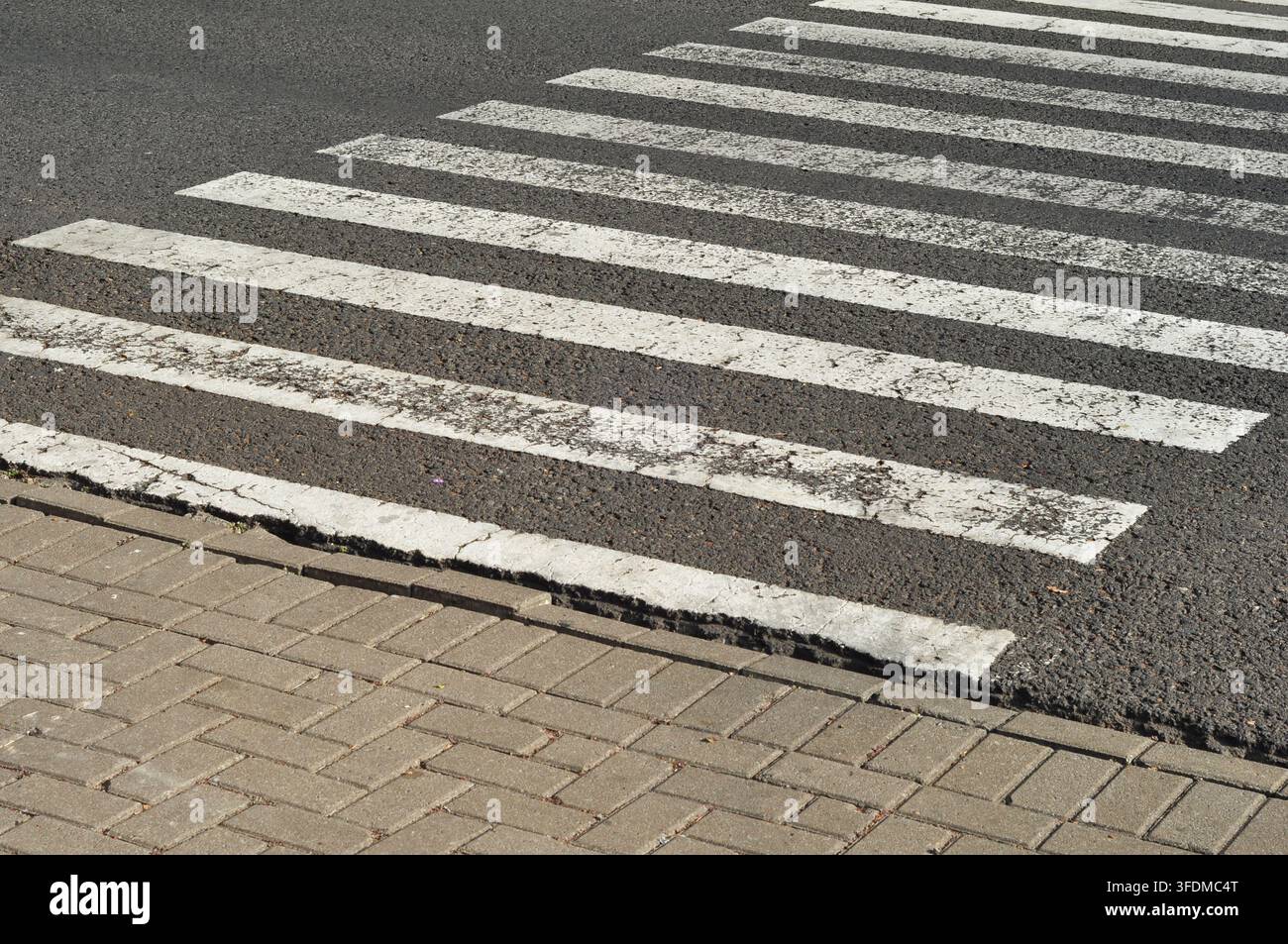 Passage piétonne blanche sur route asphaltée Banque D'Images