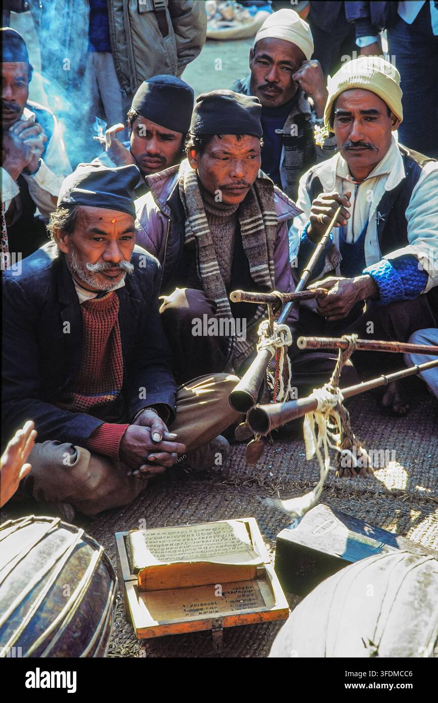 Musiciens jouant des instruments à vent traditionnels Panche Baja et des tambours lors d'une cérémonie. Kathmandu, Népal, Asie Banque D'Images