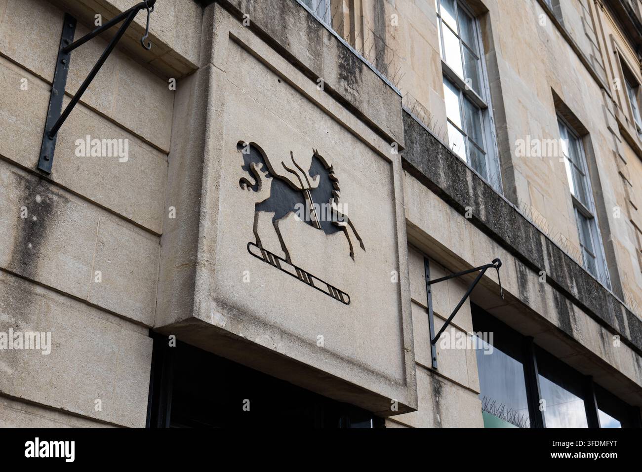 Oxford, Oxfordshire, Angleterre, 20 août 2026. Vue rapprochée du logo sculpté du cheval noir de la Lloyds Bank sur la façade en pierre d'un bâtiment. Banque D'Images