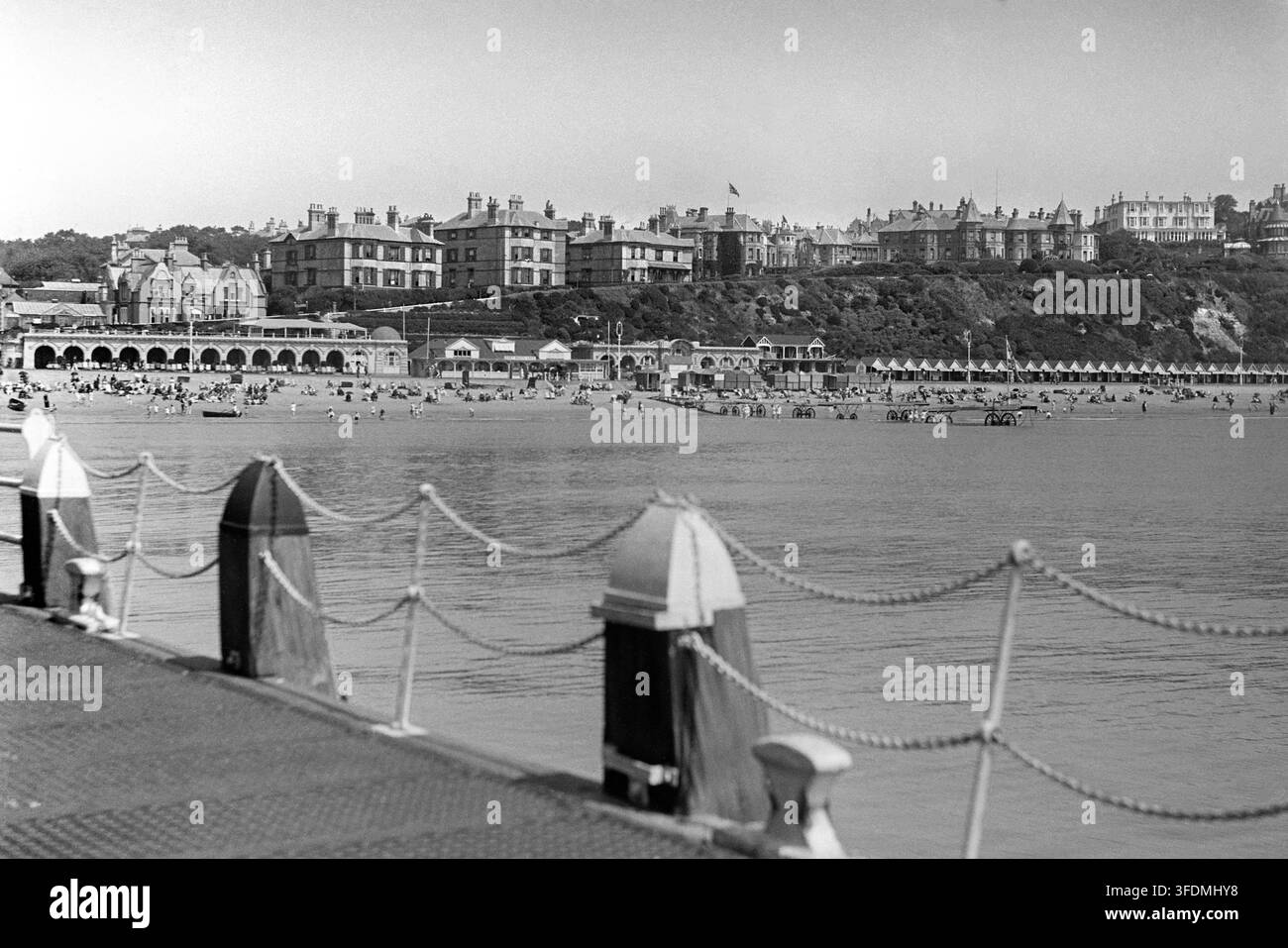 Années 1920, Bournemouth, vue de l’East Beach et des propriétés sur Bath Road depuis le pier Banque D'Images