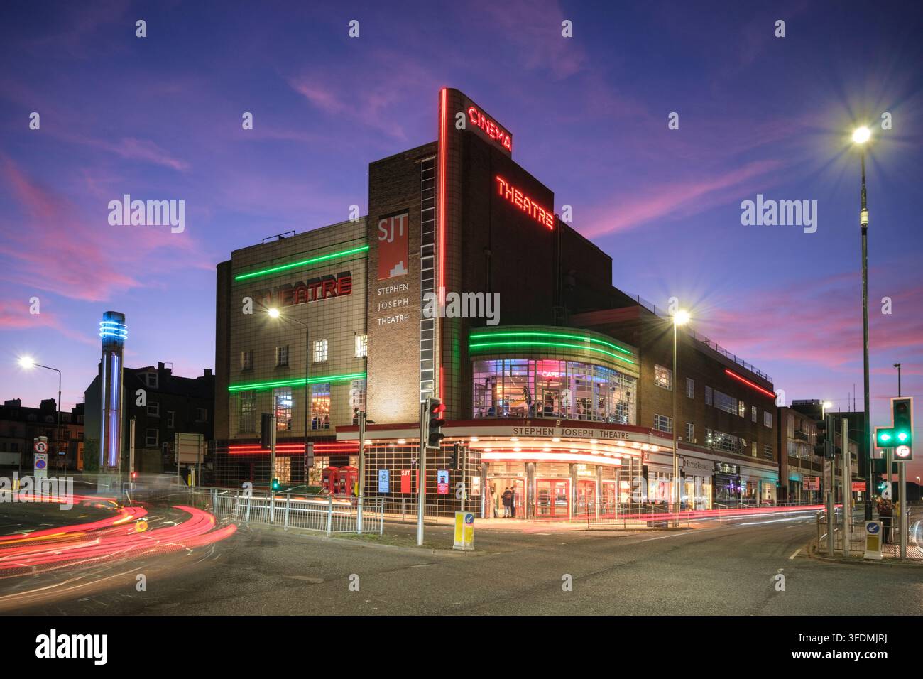 Le théâtre Stephen Joseph de style art déco des années 1930 à Scarborough la nuit avec coucher de soleil. À l'origine, c'était un cinéma Odeon Banque D'Images