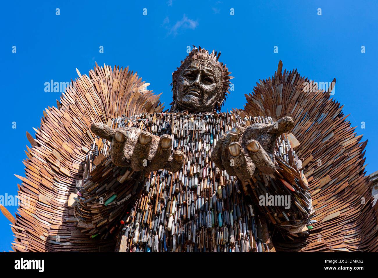 La sculpture Knife Angel est exposée à Leith, Édimbourg. La sculpture de 27 pieds de haut est faite de 100 000 couteaux obtenus lors d’amnisties de couteaux. Banque D'Images