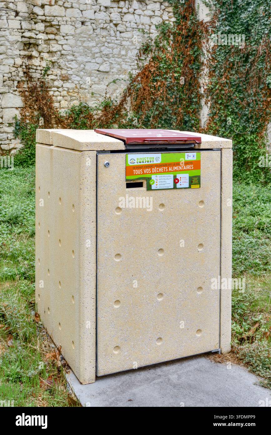 Conteneur de recyclage dans un lieu public pour les déchets alimentaires domestiques - Ligueil, Indre-et-Loire (37), France. Banque D'Images