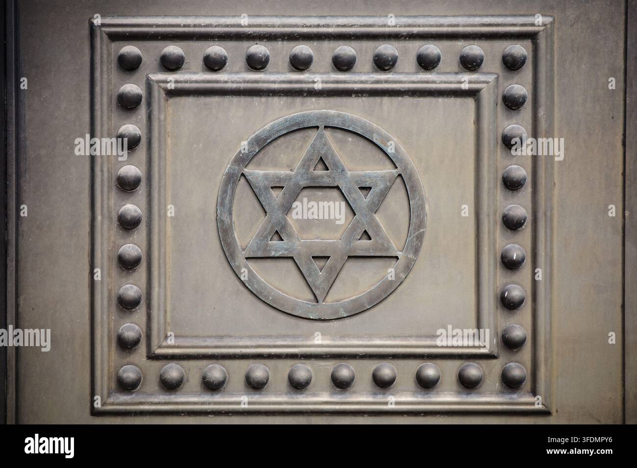 Sculpture métallique ornementale avec motif hexagramme, symétrie géométrique, panneau décoratif, artisanat vintage, détail architectural et design sacré. Banque D'Images