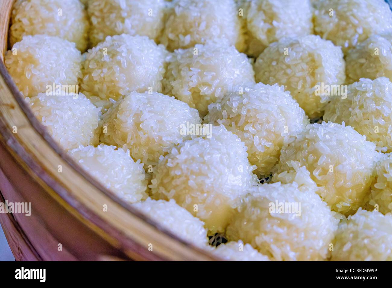 Boules de riz gluant cuites à la vapeur recouvertes de grains de riz, en-cas traditionnel local de Suzhou Jiangnan. Servies dans un cuiseur à vapeur en bambou, classique chinois st Banque D'Images