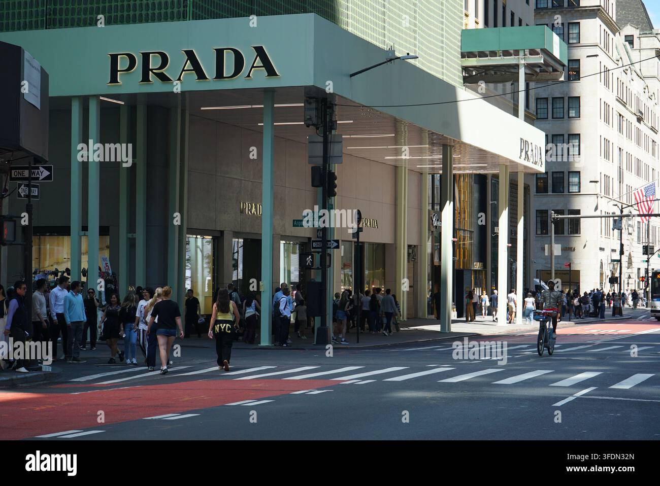 New York, New York, États-Unis : Vue du magasin phare Prada sur la Fifth Avenue à Manhattan, New York City. Banque D'Images