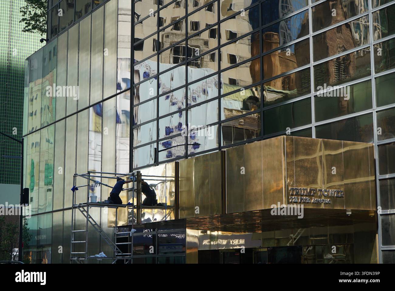 New York, New York, États-Unis : Un concierge nettoie l’extérieur du Trump Tower sur la Fifth Avenue à Manhattan, New York City. Banque D'Images