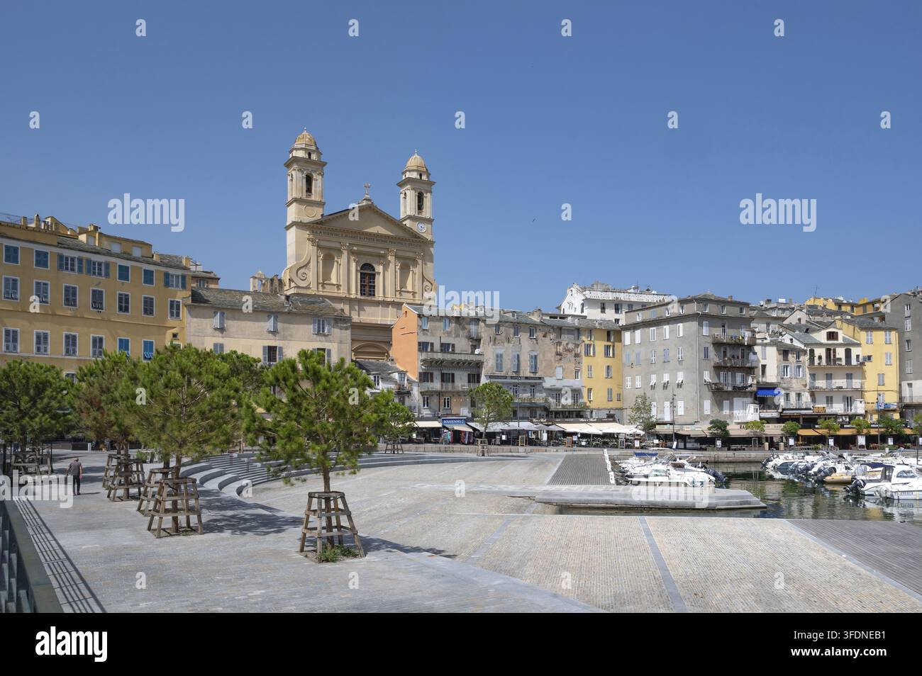 Une vue sur la promenade du port pavée, généreusement redessinée, du Vieux Port à Bastia, qui, dans le cadre d'une ville éco-responsable Banque D'Images