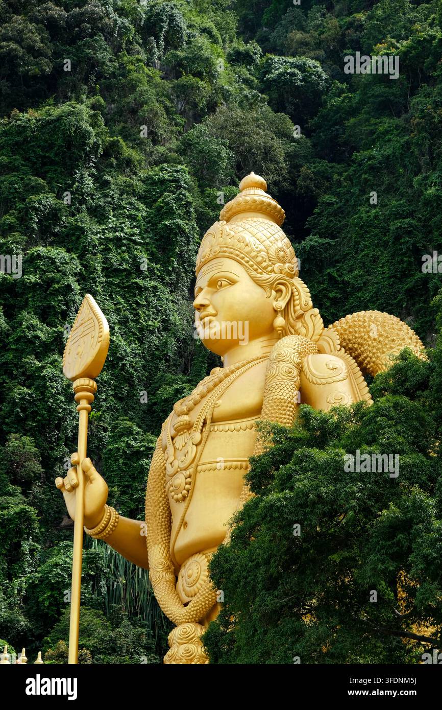 Gombak, Malaisie – 18 mai 2026 : Gros plan du profil de la statue du Seigneur Murugan doré aux grottes de Batu Banque D'Images