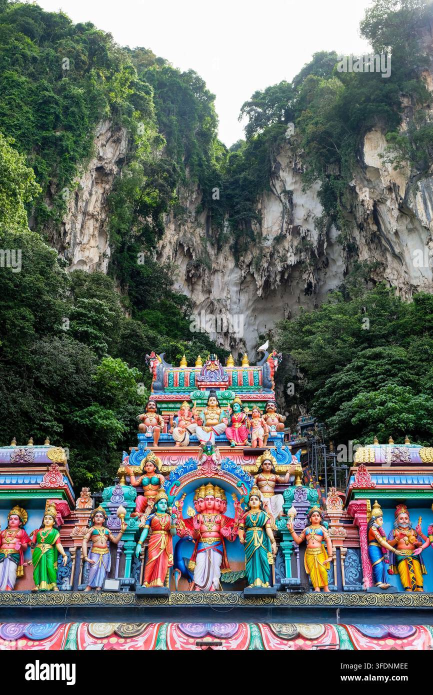 Gombak, Malaisie – 18 mai 2026 : Architecture complexe du temple hindou coloré des grottes de Batu Banque D'Images