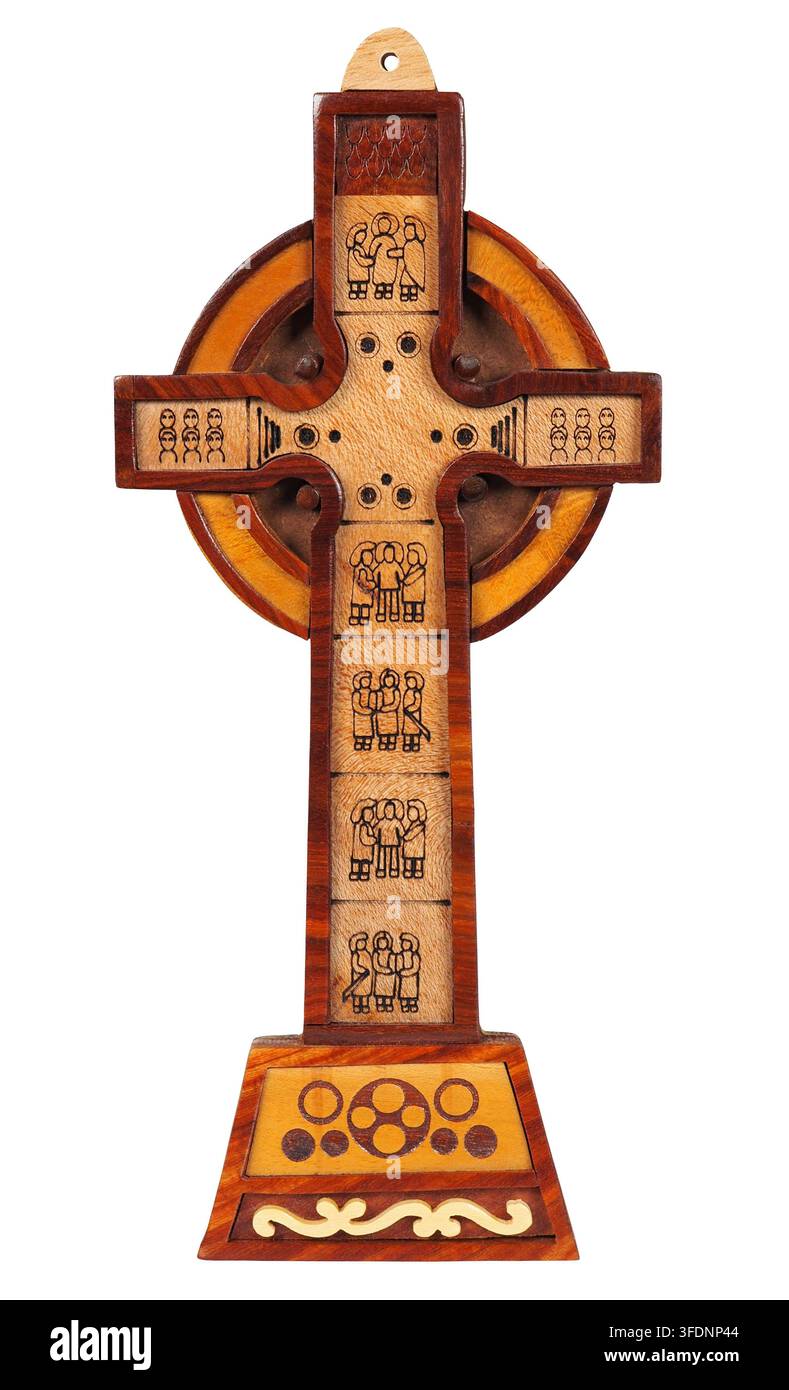 Croix celtique en bois isolé sur fond blanc Banque D'Images