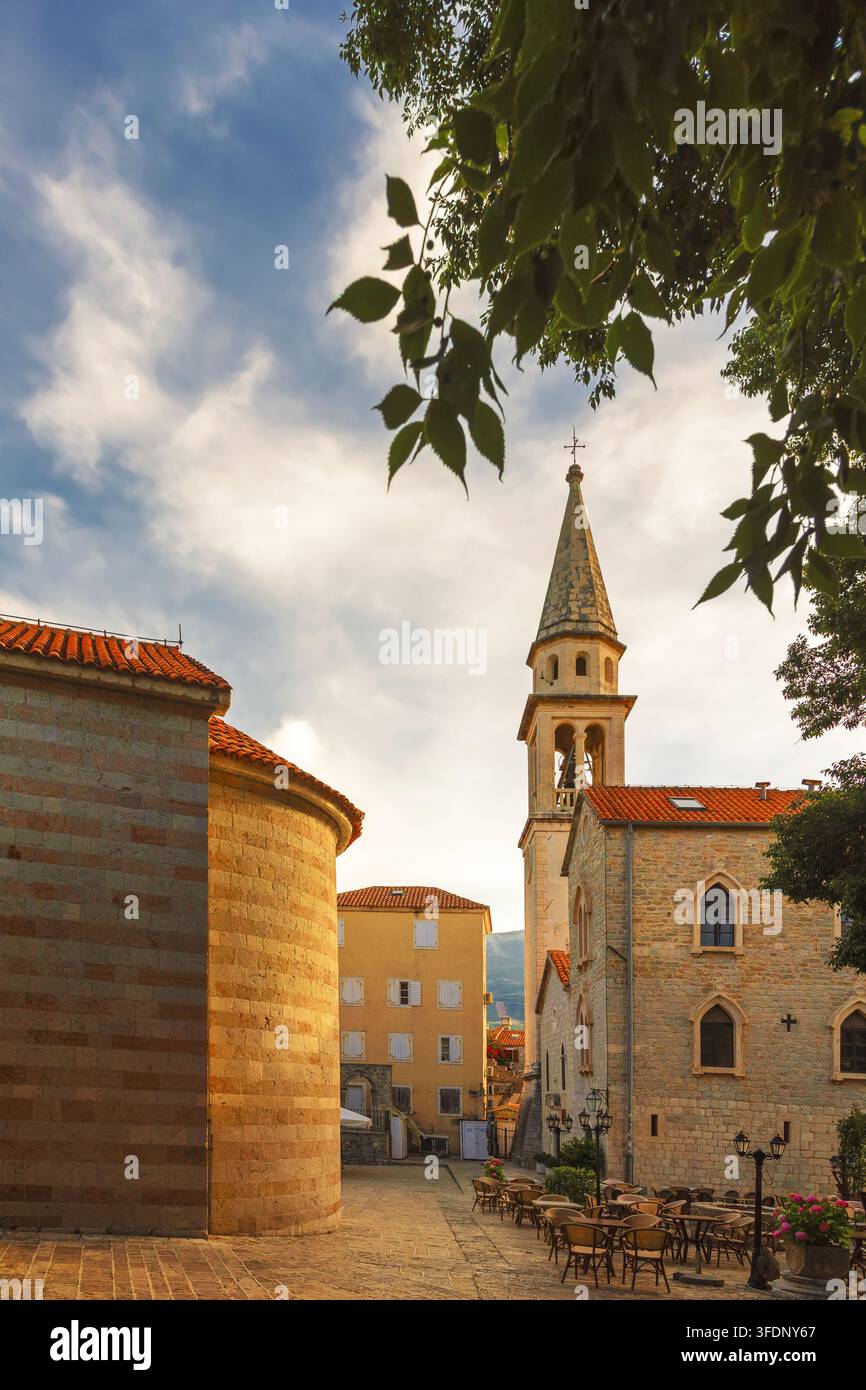 Cathédrale Saint-Jean-Baptiste et église de la Sainte-Trinité dans la vieille ville de Budva, Monténégro Banque D'Images