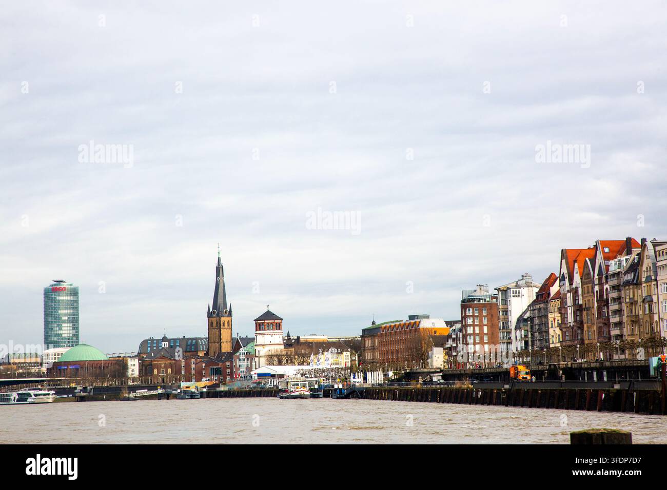 Dusseldorf – Allemagne, 15 février 2024, Vue panoramique sur la vieille ville de Düsseldorf et les quais du Rhin en Allemagne Banque D'Images
